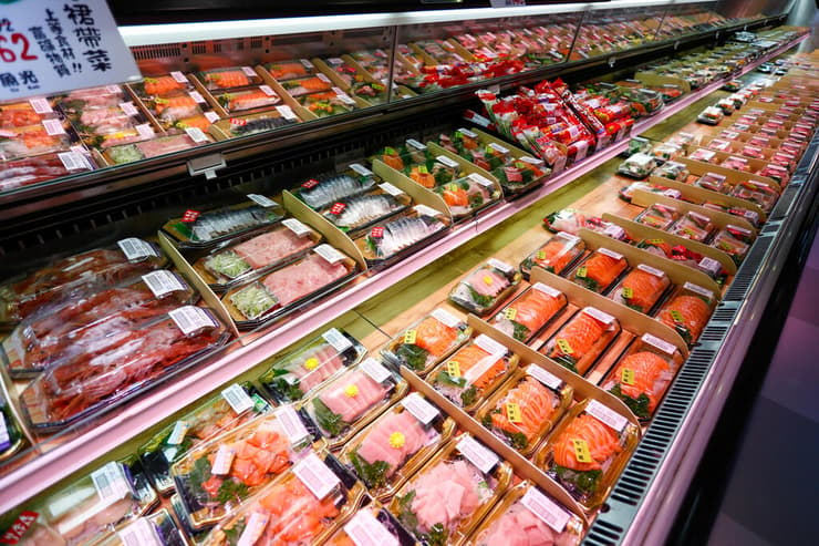 הונג קונג מאכלי ים ב סופרמרקט על רקע תוכניתה של יפן להזרים מים רדיואקטיביים מ פוקושימה ל אוקיינוס ים