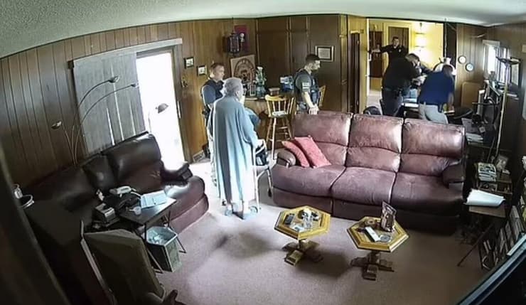 ארה"ב שוטרים פשטו על בית של קשישה בת 98 ב קנזס