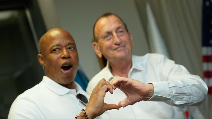 אריק אדמס ורון חולדאי