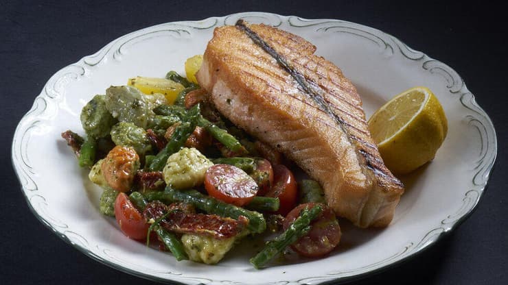 סלמון בתנור עם ניוקי, אספרגוס, פסטו ועגבניות