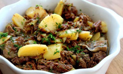 תבשיל בשר רומני עם תפוחי אדמה ושמיר