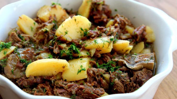 תבשיל בשר רומני עם תפוחי אדמה ושמיר