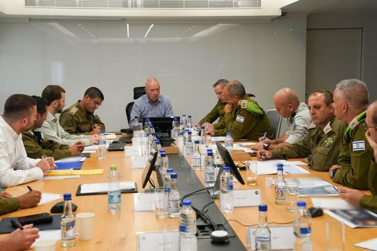 שר הביטחון גלנט בשיחה עם ראשי רשויות ביהודה ושומרון, בסיס פיקוד המרכז בירושלים