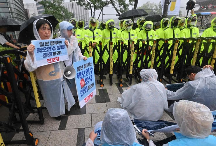 דרום קוריאה מפגינים מול שגרירות יפן ב סיאול על רקע תוכניתה של יפן להזרים מים רדיואקטיביים מ פוקושימה ל אוקיינוס ים
