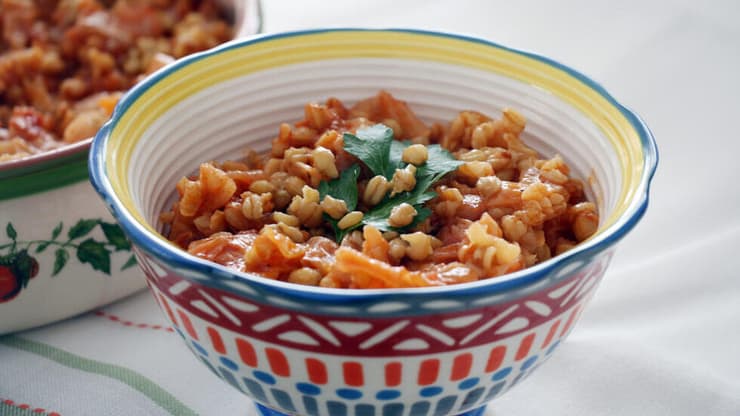 תבשיל חיטה עם כרוב ברוטב עגבניות