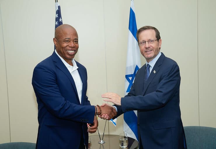 ראש העיר ניו יורק נפגש עם נשיא המדינה הרצוג. צנח ל-28% בסקרים (צילום: Michael Appleton/Mayoral Photography Office) אריק אדמס ויצחק הרצוג