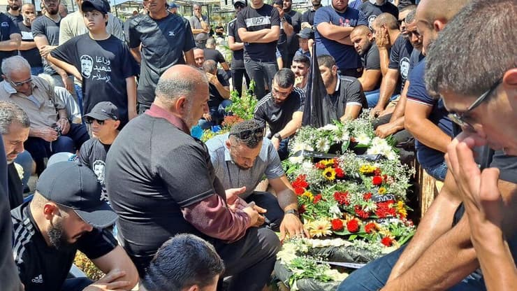 הלווייתו של מנכ"ל עיריית טירה, עבד אלרחמן קשוע - מנסור עבאס בוכה על קברו
