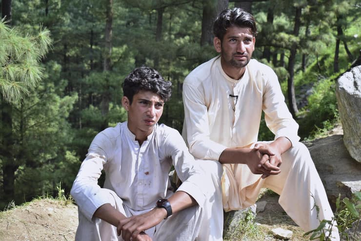 אבראר אחמד (משמאל) עם בן דודו, יום אחרי שחולץ מהקרון התלוי   