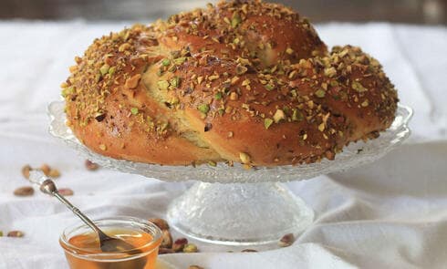 חלת כתר עם פסטו פיסטוקים
