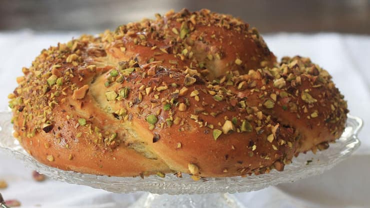 חלת כתר עם פסטו פיסטוקים