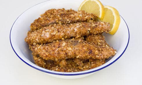 אצבעות סלמון בתנור בציפוי פריך של אגוזים ותבלינים