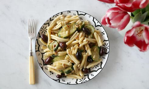 פסטה ברוטב אלי אוליו עם זוקיני, זיתים וצנוברים