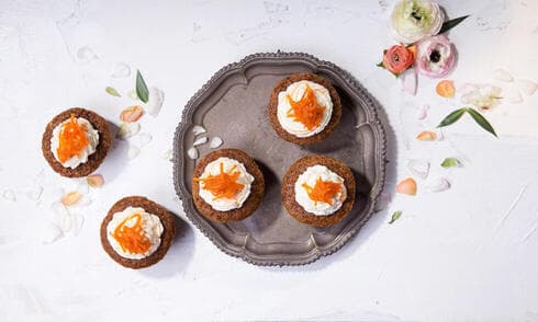 עוגות גזר אישיות לפסח בעיטור קצפת וגזר מסוכר