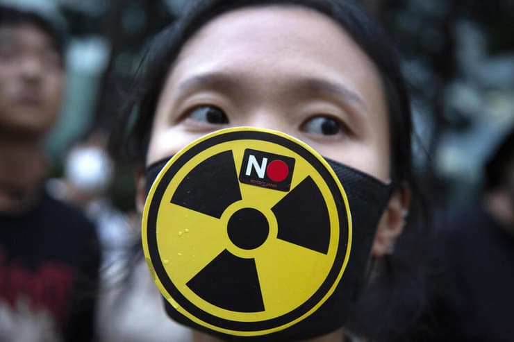 דרום קוריאה מפגינים ב סיאול על רקע תוכניתה של יפן להזרים מים רדיואקטיביים מ פוקושימה ל אוקיינוס ים