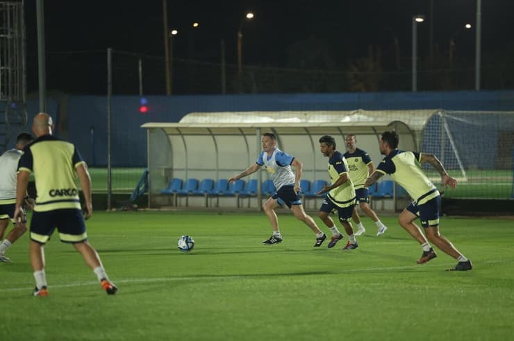 שחקני מכבי ת"א הוותיקים מתאמנים לקראת המפגש עם אגדות ברצלונה