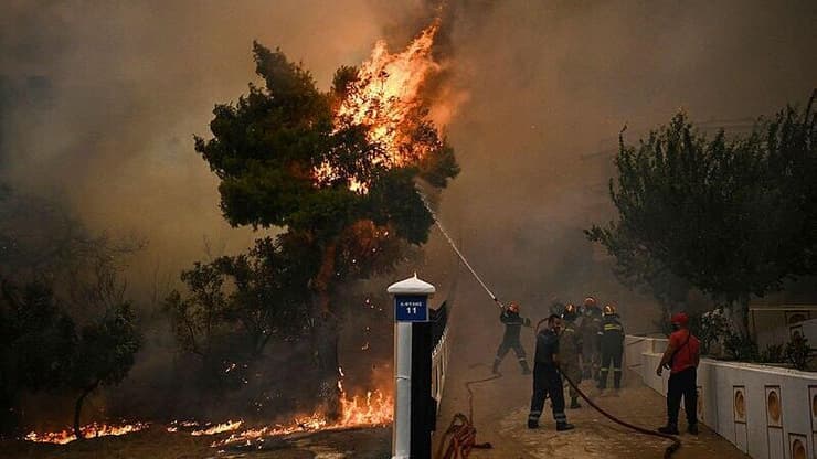 שריפות ענק שמשתוללות ביוון