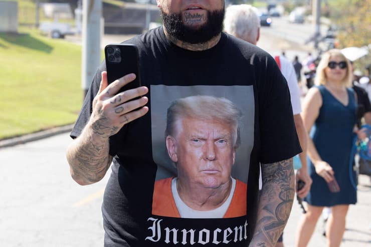 עוד לפני תמונת המעצר: תומכי טראמפ הדפיסו תמונה משלהם על חולצות 