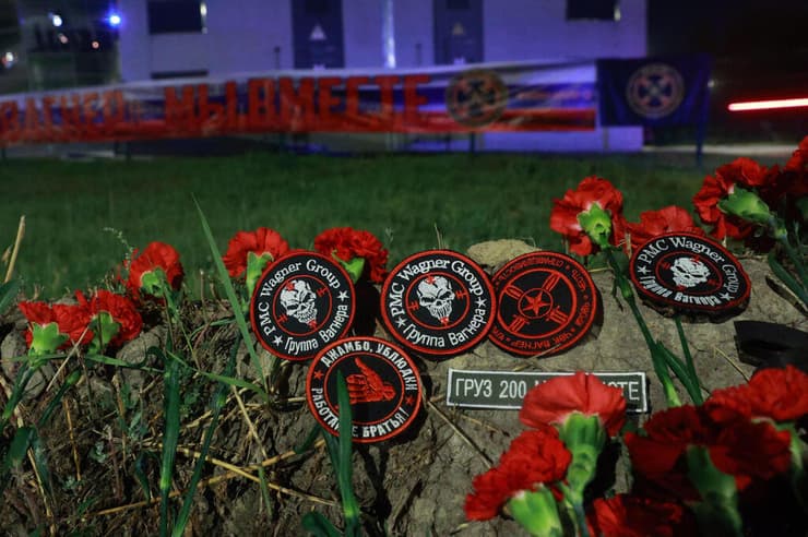 רוסיה פרחים ו נרות ליד משרדי קבוצת וגנר ב סנט פטרסבורג אחרי התרסקות מטוסו של יבגני פריגוז'ין