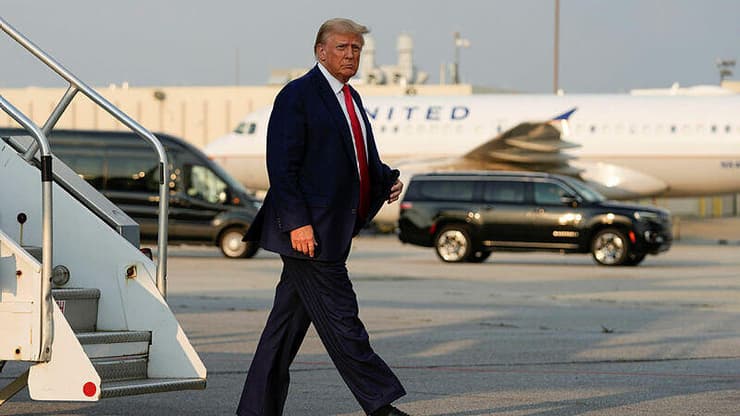 טראמפ יורד מהמטוס באטלנטה