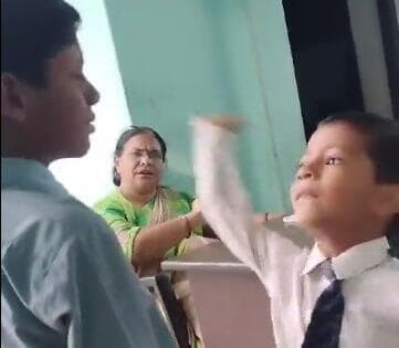 הודו מורה הנחתה תלמידים להכות סטירות ל ילד מוסלמי בן 7 ש טעה ב לוח הכפל