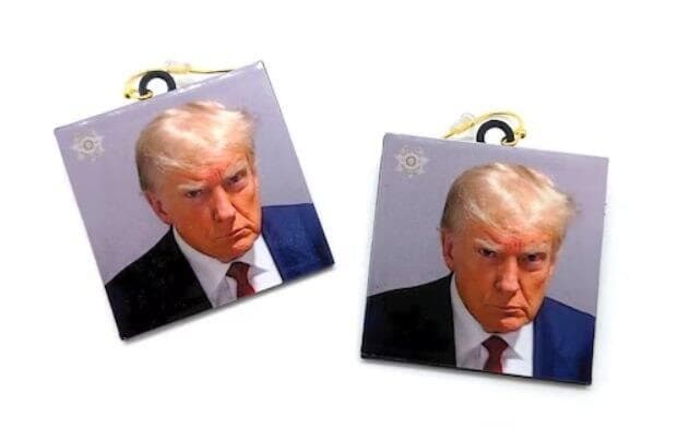 נשיא ארה"ב לשעבר דונלד טראמפ תמונת מעצר על עגילים אומן עצמאי