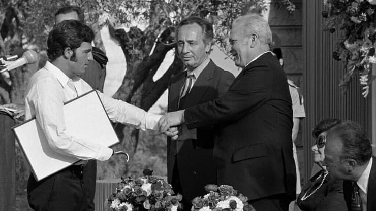 משה לוי מקבל את עיטור הגבורה מהנשיא קציר