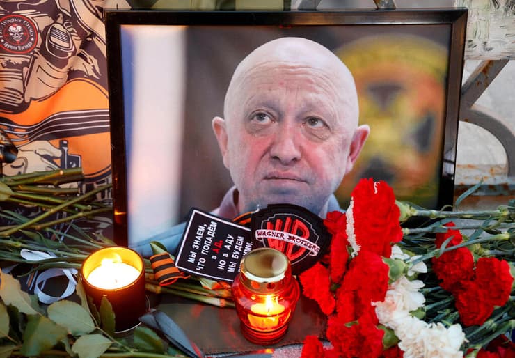 תמונת פריגוז'ין לצד נרות לזכרו באתר הנצחה מאולתר במוסקבה, בשבוע שעבר    