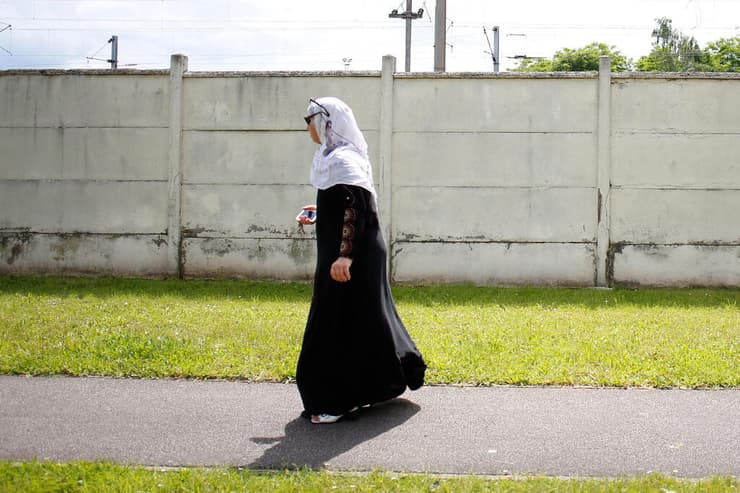 נשים מוסלמיות לובשות עבאיה ב צרפת