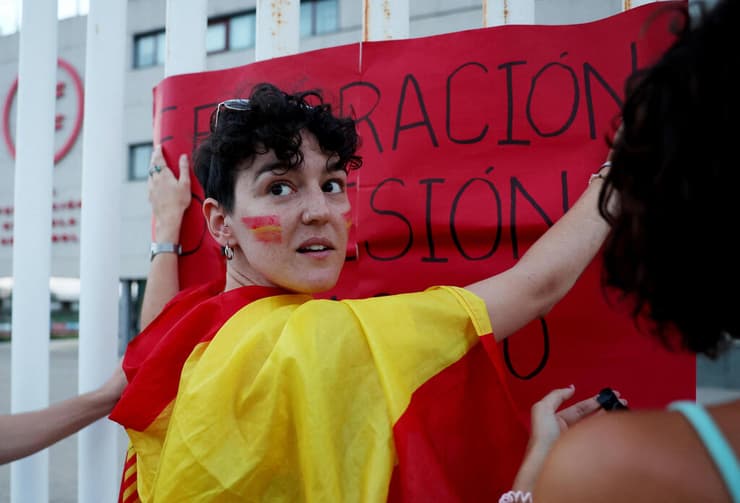 מחאה נגד רוביאלס מחוץ למשרדי ההתאחדות לכדורגל הספרדי