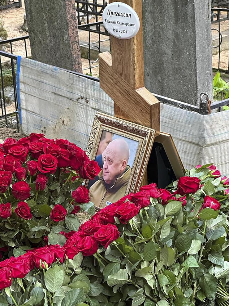 קבר של מנהיג קבוצת וגנר יבגני פריגוז'ין בית עלמין ב סנט פטרסבורג  רוסיה