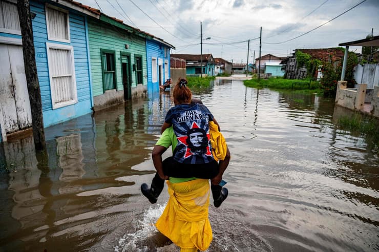 קובה סופה אידליה הפכה ל הוריקן בדרך ל ארה"ב פלורידה