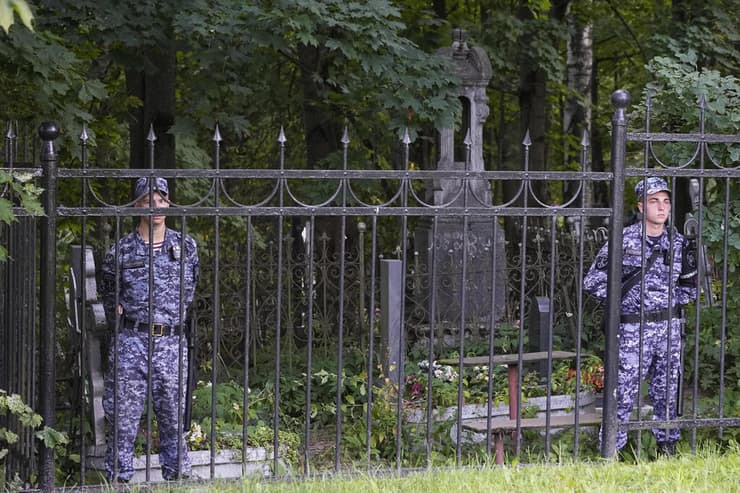 שוטרים ליד בית הקברות ב סנט פטרסבורג שבו נטמן מנהיג קבוצת וגנר יבגני פריגוז'ין רוסיה