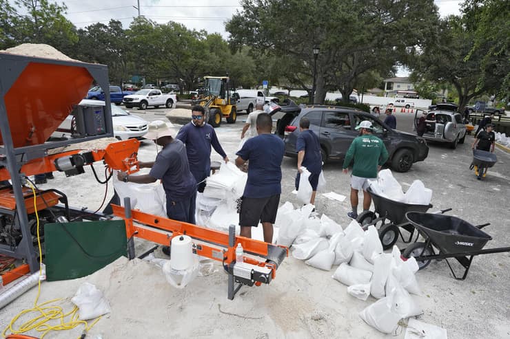 ארה"ב טמפה פלורידה נערכים ל פגיעת הוריקן אידליה