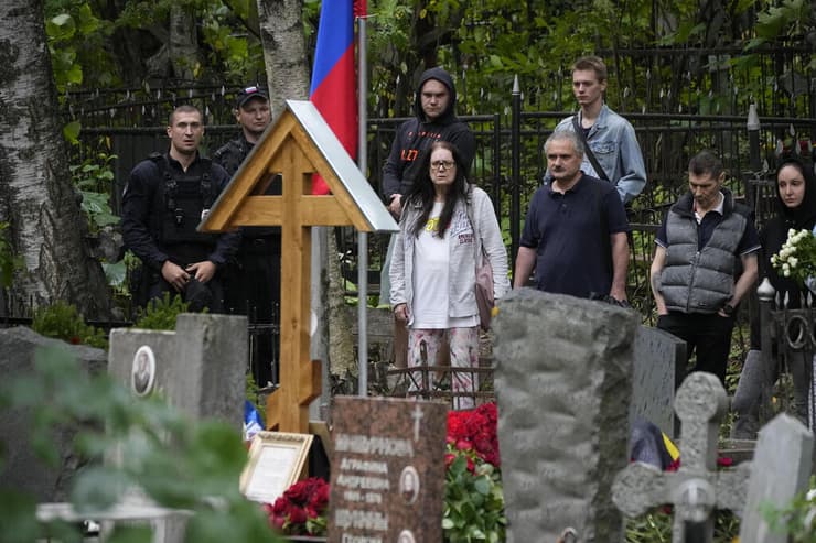 מוקיריו של פריגוז'ין פוקדים את קברו, היום. באירופה מעריכים: פוטין לא יוותר על ארגון שכירי החרב, "זו הזרוע הצבאית שלו"