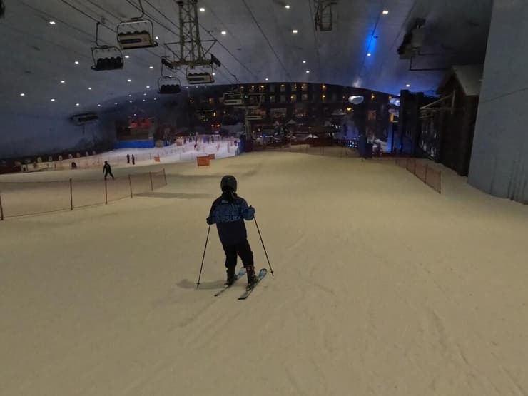 לגלוש סקי בתוך קניון האמירויות בדובאי
