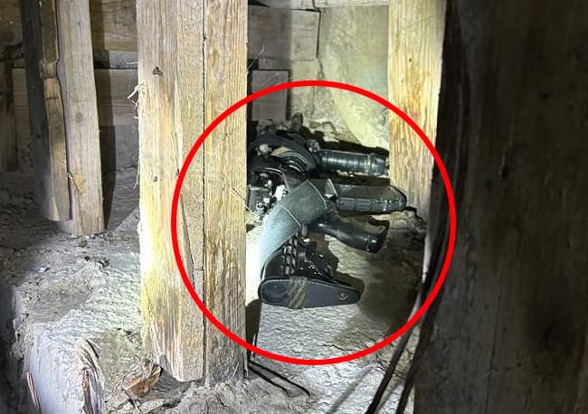 צילום של הנשק הצה"לי המחסנית והכדורים שנמצאו בתעלת הביוב באבו סנאן
