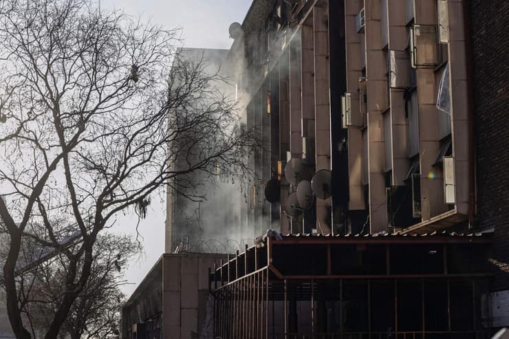 זירת שריפה בבניין שבה נספו עשרות ב יוהנסבורג דרום אפריקה