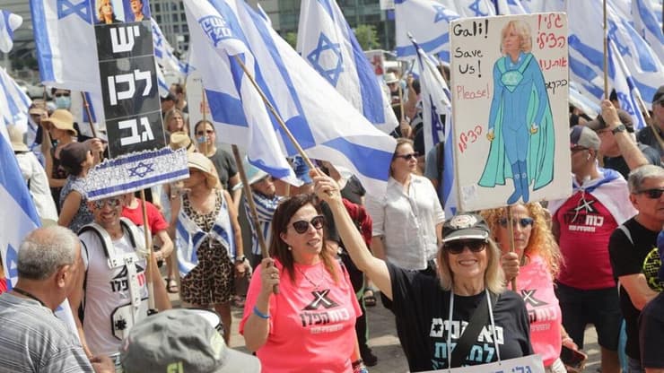 הפגנת תמיכה בשומרות הסף - גלי בהרב מיארה, אסתר חיות ומיכל רוזנבוים מול קריית הממשלה בתל אביב