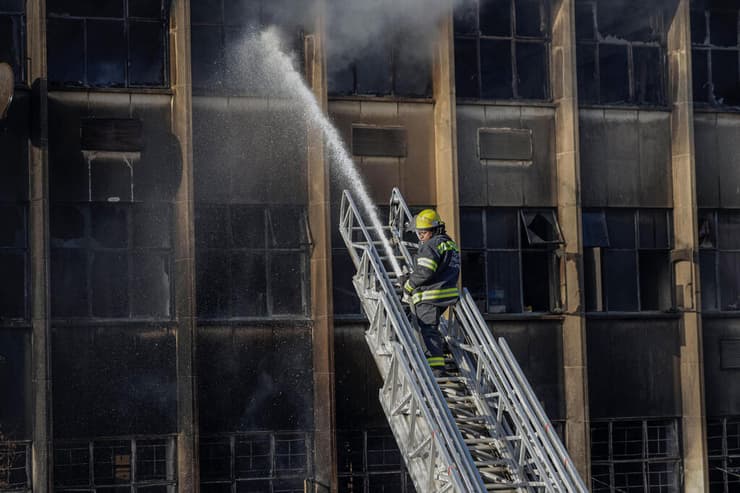 זירת שריפה בבניין שבה נספו עשרות ב יוהנסבורג דרום אפריקה