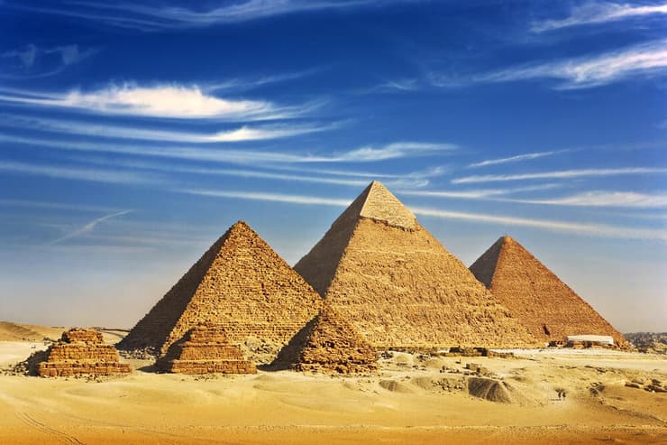 השאיפה לגובה החלה עם בניית הפירמידות. גיזה, מצרים