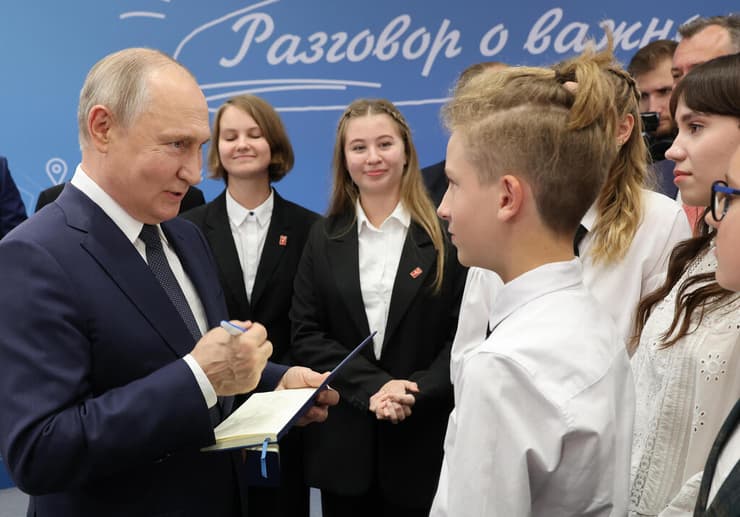 פוטין והתלמידים במוסקבה 