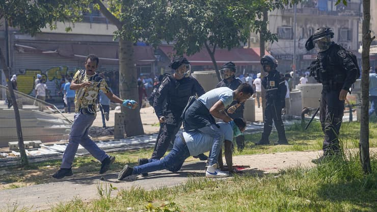 שוטרים עם נשקים שלופים  בהפגנת מחאה של מבקשי מקלט אריתראים