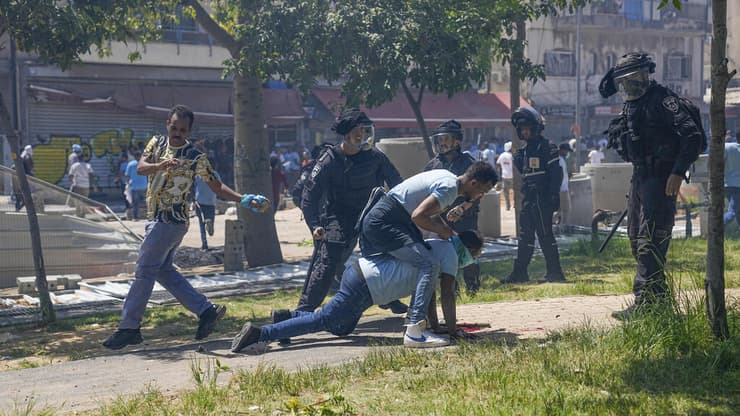 שוטרים עם נשקים שלופים  בהפגנת מחאה של מבקשי מקלט אריתראים