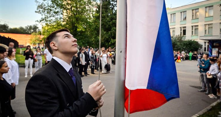 מניפים את הדגל בבית ספר במוסקבה   