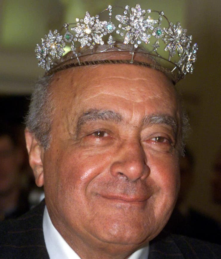 מוחמד אל-פאייד עונד כתר יהלומים ויקטוריאני בחנות "הרודס" ב-2001