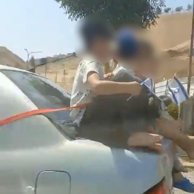 המשטרה עצרה חשוד שקשר ילדים לתא המטען של רכבו בזמן נסיעה