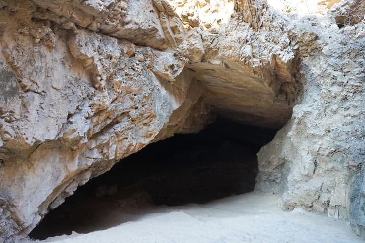 הכניסה לאחת המערות באתר "אדם פקינג" בג'ואוקואודיין