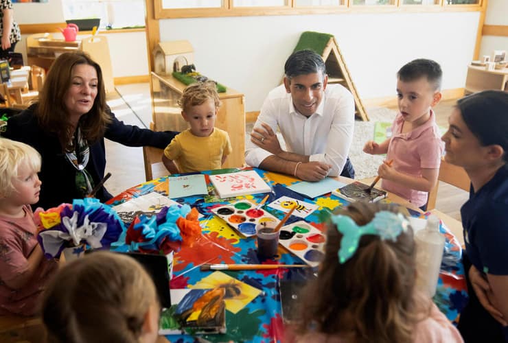 שרת החינוך של בריטניה ג'יליאן קיגן לצד ראש הממשלה סונאק באוגוסט עם ילדי גן בצפון יורקשייר