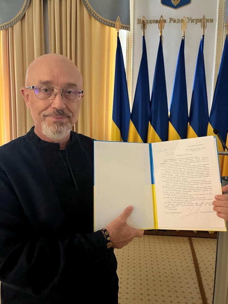 אולכסיי רזניקוב שר הגנה של אוקראינה מגיש מכתב התפטרות אחרי שהודח על ידי זלנסקי