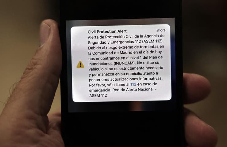 סופה ספרד אזהרה שנשלחה לטלפונים של תושבים באזור מדריד ובה נקראו להישאר בבית